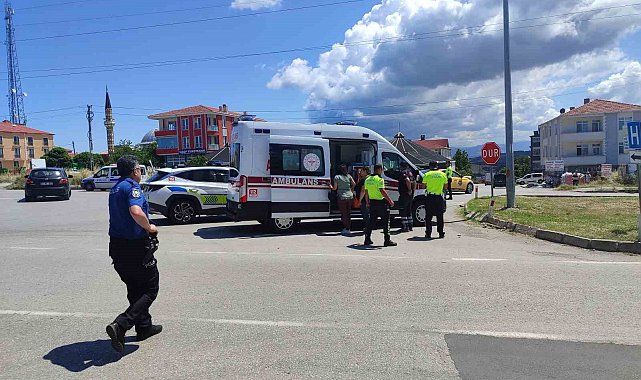 Direksiyon hakimiyetini kaybeden motosiklet sürücüsü yere düştü