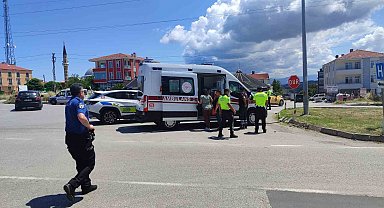 Direksiyon hakimiyetini kaybeden motosiklet sürücüsü yere düştü