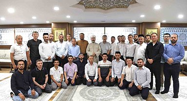 Diyanet İşleri Başkan Erbaş, Türk devletlerinden gelen akademisyen ve öğrencilerle buluştu