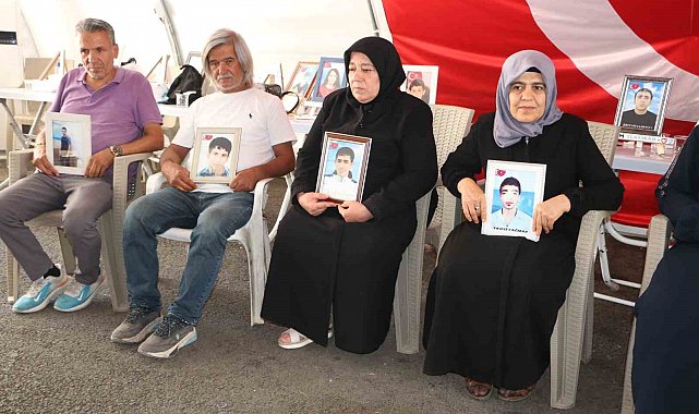 Diyarbakır anneleri terör örgütü PKK'nın silahları bırakmasını olumlu karşıladı