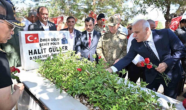 Diyarbakır'da 15 Temmuz şehitleri kabirleri başında dualarla anıldı