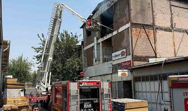 Diyarbakır'da mobilya boya atölyesinde yangın: Dumanlar gündüzü geceye çevirdi