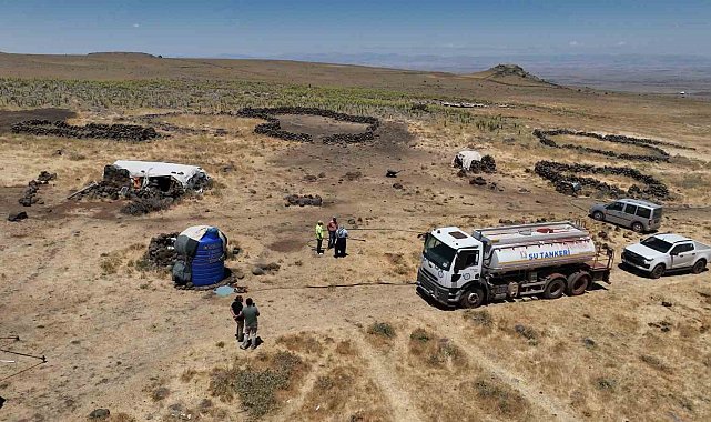 Diyarbakır'da yaylada kalan besicilerin hayvanlarına tankerlerle su taşınıyor