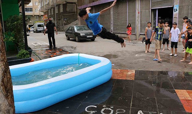 Diyarbakırlı esnaf sıcaktan bunalan çocuklara şişme havuz açtı