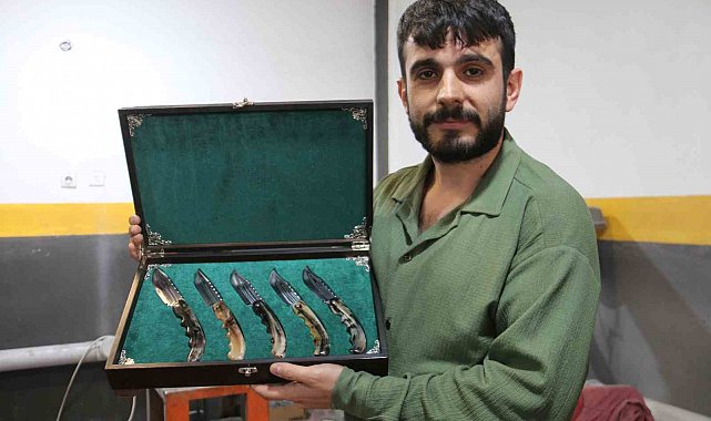 Dizilerden etkilenip 10 bin boynuz arasından seçtiği boynuzlarla eşsiz renklerde Sivas bıçakları üretti