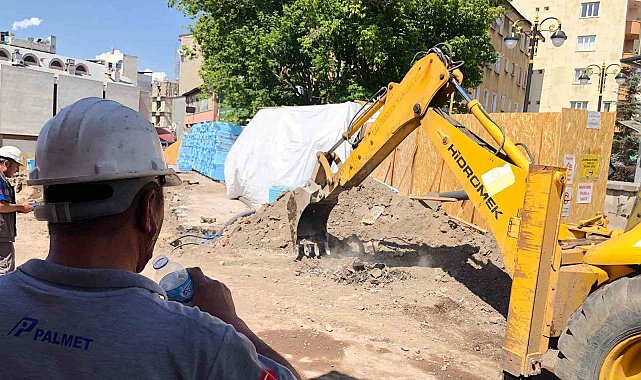 Doğalgaz borusu delindi, vatandaşlar büyük korku yaşadı