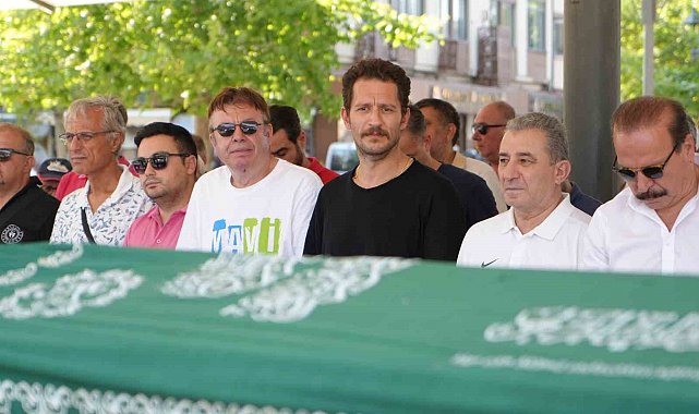 Doğum gününde acı haberi alan ünlü oyuncu, dedesini son yolculuğuna uğurladı