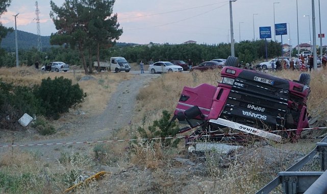 Domates yüklü kamyon şarampole devrildi: 1 ölü
