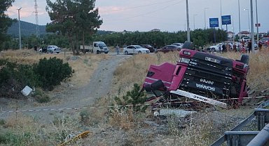Domates yüklü kamyon şarampole devrildi: 1 ölü