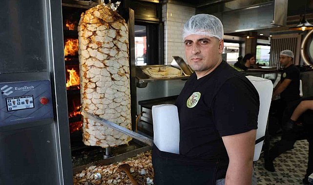 Dönercilerden Adana usulü serinleme: Vücutlarına kalıp buz koyuyorlar