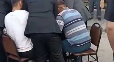 Düğün konvoyunun önünü kesip tavla oynadılar