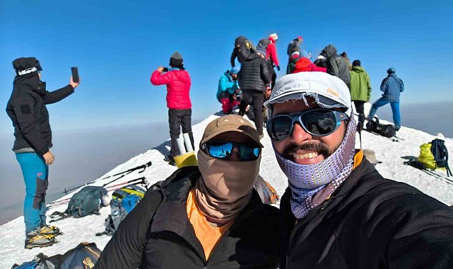 Dünyanın dört bir yanından gelen dağcılar, Ağrı Dağı zirvesine tırmandı