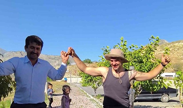 Dünyayı gezen Portekizli turist, Tortum Şelalesi'nde Erzurum havası oynadı