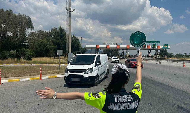 Durdurulan şüpheli araçta 5 düzensiz göçmen yakalandı