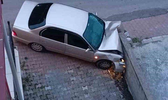 Duvara çarpan otomobilin sürücüsü yaralandı