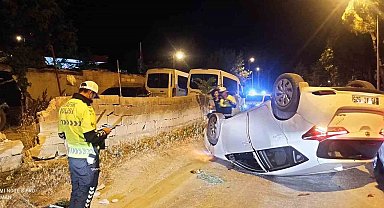 Duvara ve başka bir araca çarpıp takla attı, araçtan çıkıp kayıplara karıştı
