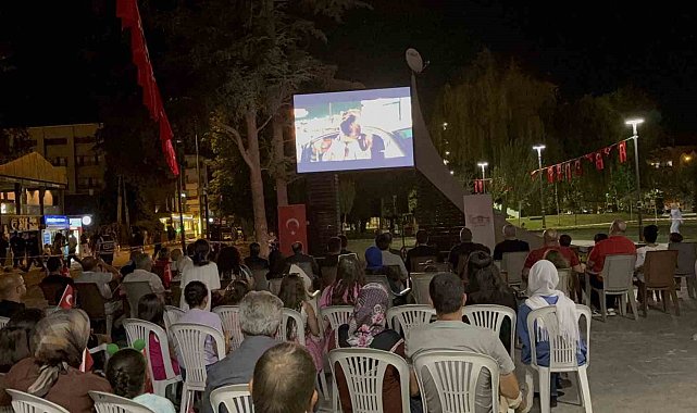 Duygu yüklü film açık havada izlendi