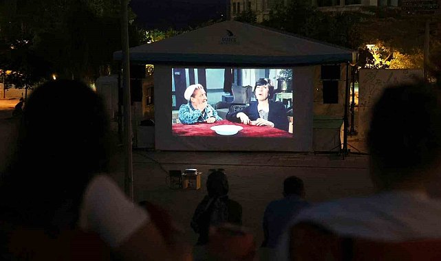 Düzce Üniversitesi'nde açık hava sinema günleri başladı