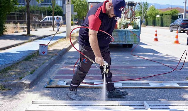Düzce'de yaya çizgileri yenileniyor