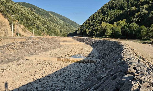 Düzce'nin su ihtiyacını karşılayan Uğur Deresi tamamen kurudu