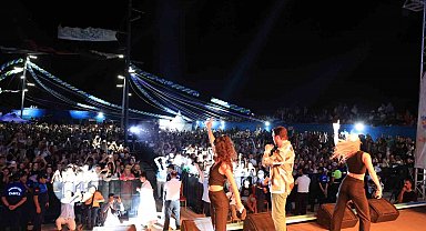 Ece Erken, Sinan Akçıl'ı konserinde yalnız bırakmadı