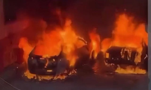 Edirne'de 2 otomobil kundaklandı