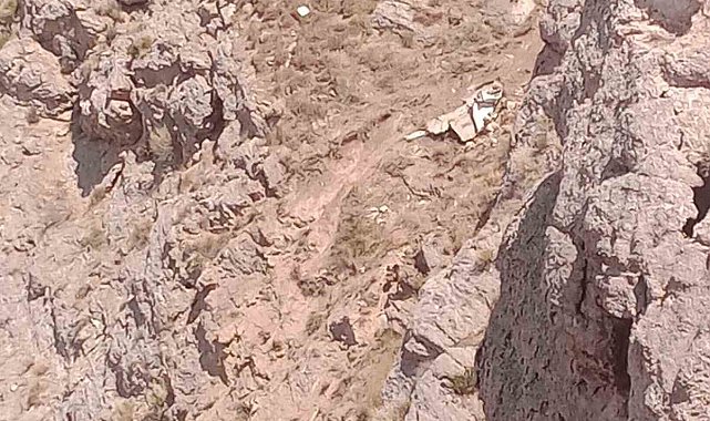 El freni çekilmeyen greyderin sürüklediği otomobil uçuruma yuvarlandı: 1 ölü, 1 yaralı