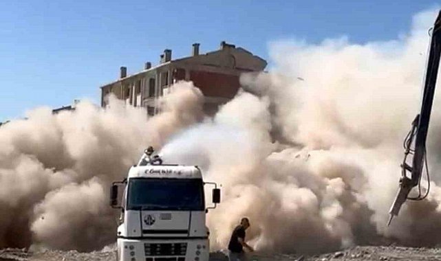 Elazığ'da ağır hasarlı bina tek dokunuş ile yıkıldı