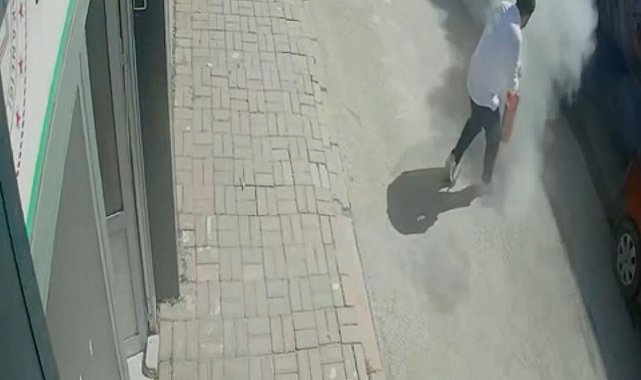 Elazığ'da araç yangını güvenlik kameralarına yansıdı