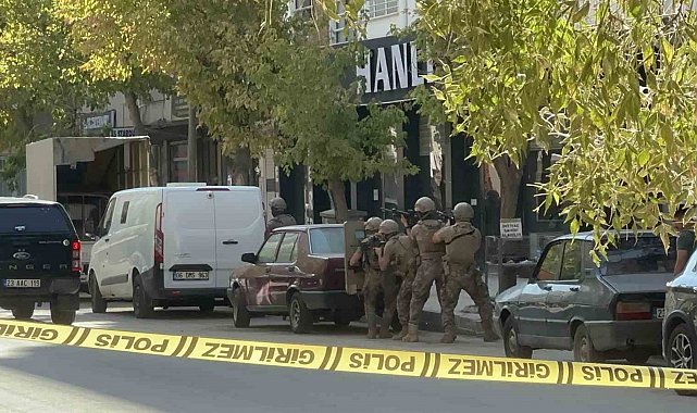 Elazığ'da bir kişi polisle çatıştı: Şahıs etkisiz hale getirildi, 1 polis yaralandı
