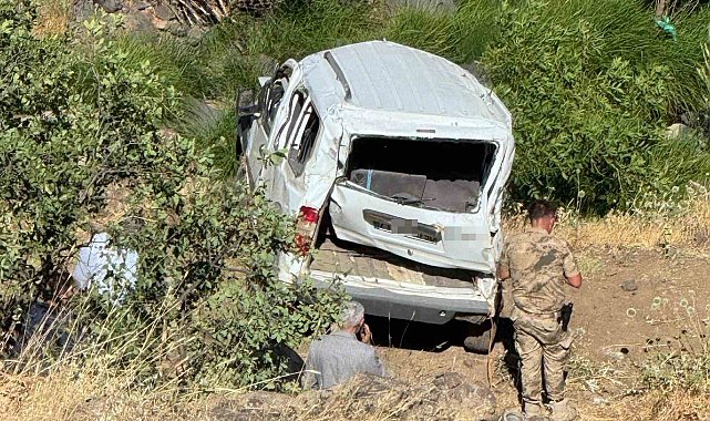 Elazığ'da hafif ticari araç şarampole uçtu: 1 ölü