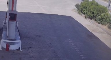 Elazığ'da lastiği patlayan kamyonun tel örgülere çarptığı kaza kamerada