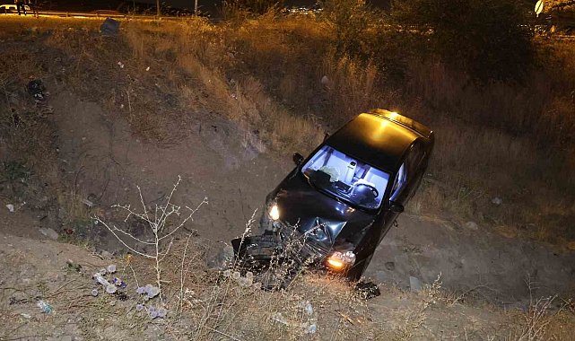 Elazığ'da otomobil şarampole uçtu: 5 yaralı