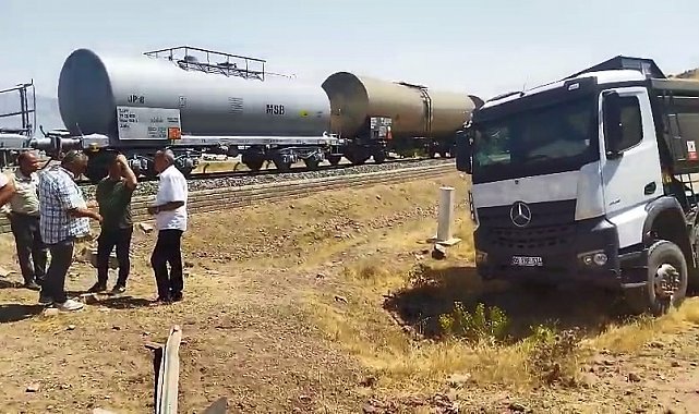 Elazığ'da tren kamyona çarptı: 1 yaralı
