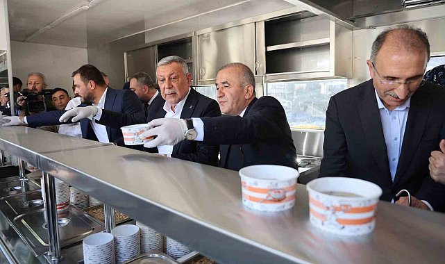 Elazığ'da vatandaşlara aşure ikram edildi