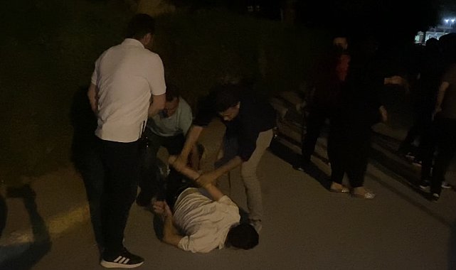 Eli bıçaklı genç polisin biber gazlı müdahalesiyle etkisiz hale getirildi