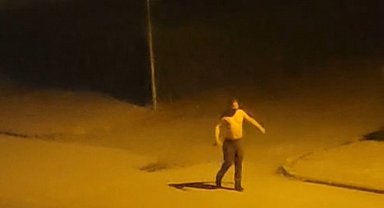Elinde bıçakla sokak ortasında bağırdı: "Adam olun lan, ben buradayım"