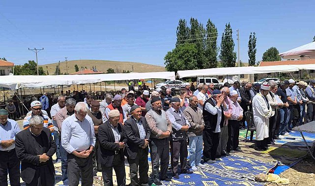 Eller semaya yağmur için açıldı