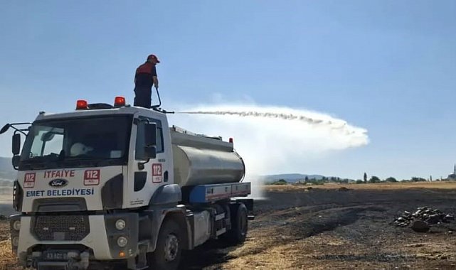 Emet'te biçerdöver kaynaklı yangında yaklaşık 500 dekar ekili alan zarar gördü