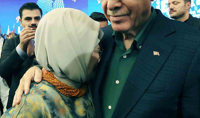 Emine Erdoğan, Cumhurbaşkanı Erdoğan'ın konuşması sırasında duygulandı