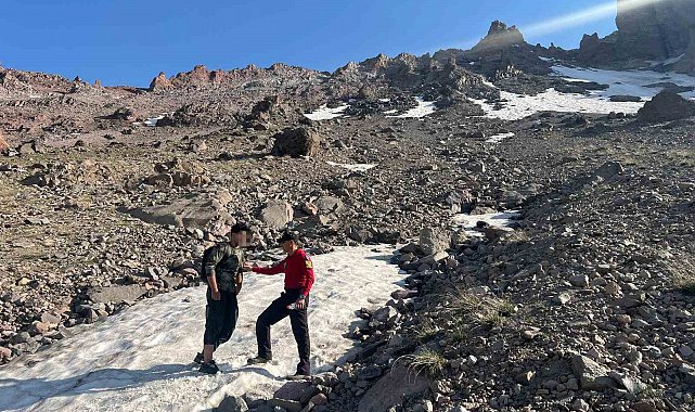 Erciyes'te 3 bin 350 metre yükseklikte mahsur kalan dağcı kurtarıldı