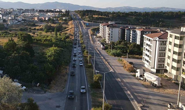 Erdek'te tatilci yoğunluğu, trafik hattı havadan görüntülendi