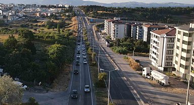 Erdek'te tatilci yoğunluğu, trafik hattı havadan görüntülendi