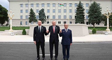 Erdoğan, Hankendi simge binası önünde fotoğraf çektirdi