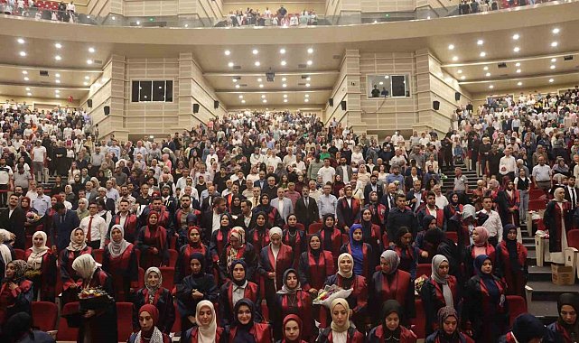 ERÜ İlahiyat Fakültesi'nde mezuniyet heyecanı