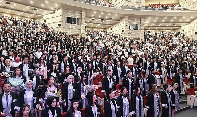 ERÜ'de genç iletişimciler mezun oldu