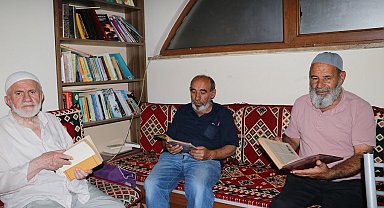 Erzincan'da camiler kitapla buluştu: Hem çay yudumluyorlar hem kitap okuyorlar