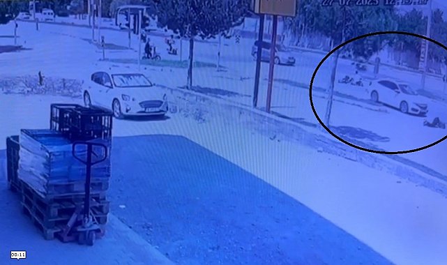 Erzincan'da otomobil ile elektrikli bisikletin çarpışma anı güvenlik kamerasına yansıdı