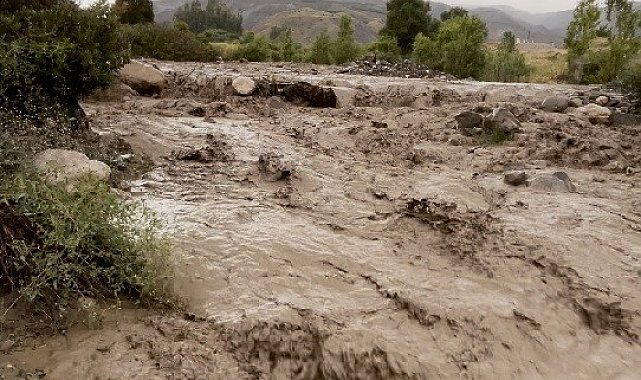 Erzincan'da sağanak yağış sele dönüştü Sakaltutan mevkiinde dereler aştı