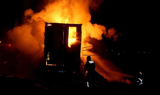 Erzincan'da tırın dorsesi yandı